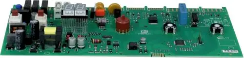 Regelungsplatine von Wolf mit mehreren elektronischen Komponenten, darunter Kondensatoren, Widerstände und ein Display zur Anzeige von Werten.